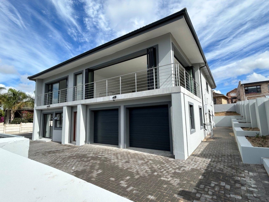 5 Bedroom Property for Sale in Wavecrest Eastern Cape